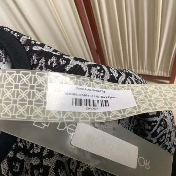 Devon Windsor Kamila Crop Top Long Sleeved Compression NWT Size XS - Picture 9 of 9